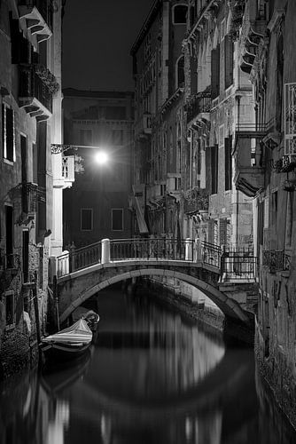 Romantisch steegje in Venetië in de avond. Zwart-wit beeld.