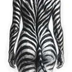 Femme zébrée bodypainting (AI) (puissante, nue, nue, dos, fesses, audacieuse)