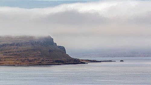 IJsland kust in mist