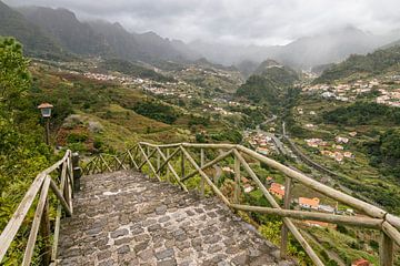 Uitzicht op binnenland Madeira met trap van Sander Groenendijk