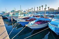 Viele Fischerboote liegen im Hafen in der Nähe der Stadt Hurghada in Ägypten an. von Ben Schonewille Miniaturansicht