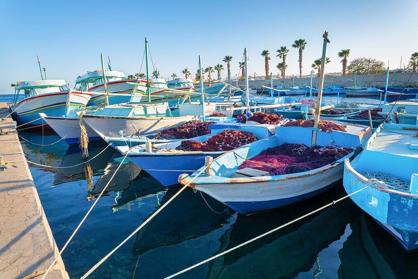 Veel vissersboten liggen in de haven bij de stad Hurghada in Egypte van Ben Schonewille