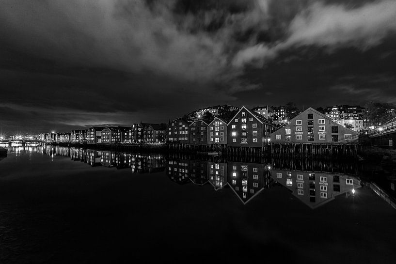 Les entrepôts de Trondheim le soir. par Menno Schaefer
