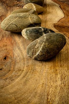 Modernes Stillleben mit Steinen auf Holz