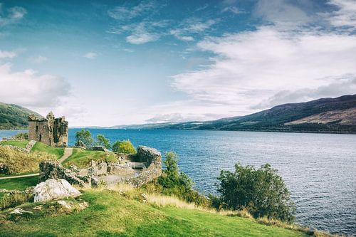 Urquhart kasteelruïnes aan het meer van Loch Ness in de Schotse Hooglanden.  Schotland deluxe!
