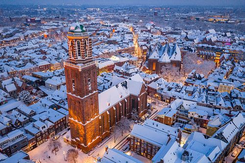 Tour de l'église Peperbus de Zwolle lors d'un coucher de soleil hivernal froid