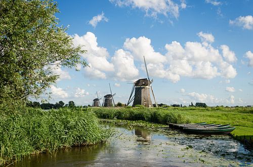 De Molendriegang van Leidschendam en roeibootjes onder Hollandse wolken