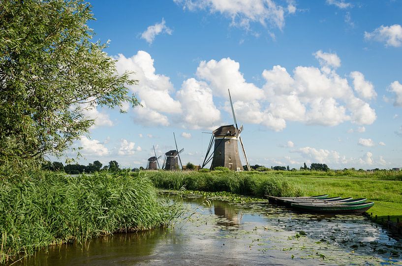 Drei Windmühlen in Leidschendam und Ruderboote unter niederländischen Wolken von iPics Photography