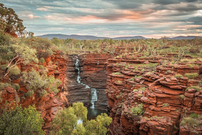 Zonsondergang waterval Australie van Family Everywhere