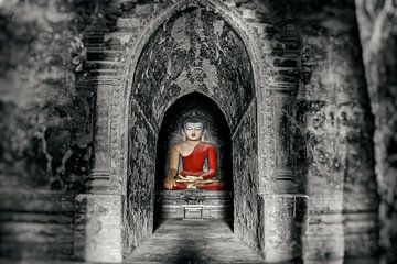 Zittende boeddha in tempelcomplex Bagan Birma Myanmar. van Ron van der Stappen