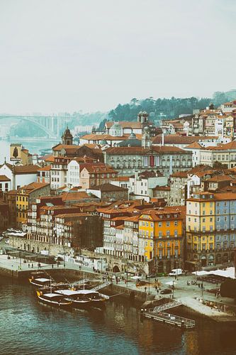 Bezirk Ribeira, Porto, Portugal. Lebendiges historisches Hafenviertel mit bunten Gebäuden und dem Fluss Douro