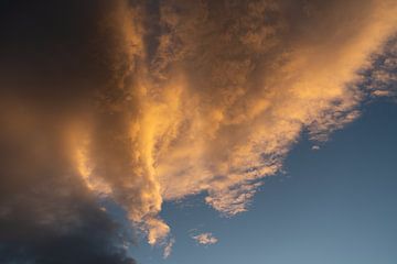 Dramatische wolken bij zonsondergang van Adriana Mueller