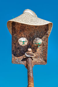 Sommerkunst - Rostige Schaufel mit Muscheln als Gesicht