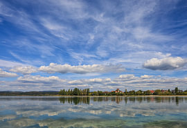 Paysage riverain de l'île de Reichenau avec l'église Saint-Pierre-et-Saint-Paul - lac de Constance sur BlattArt - Christine Horn