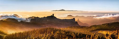 Gran Canaria bergpanorama bij zonsondergang.