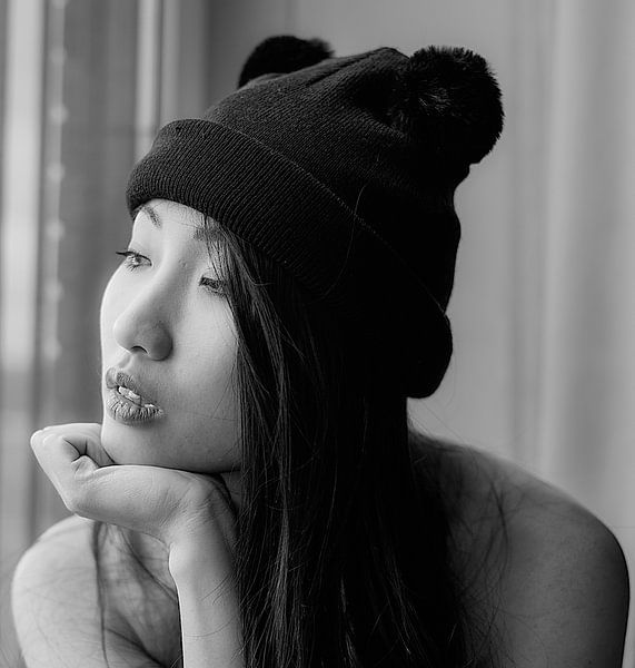 Portret of Minh-Ly met muts in B&amp;W van Bart van Lier