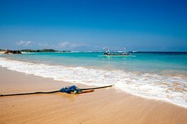 Rustgevend strand op Bali Indonesië  van Pieter Wolthoorn