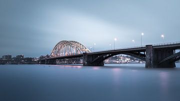 Waalbrug van Nijmegen tijdens hoogwater