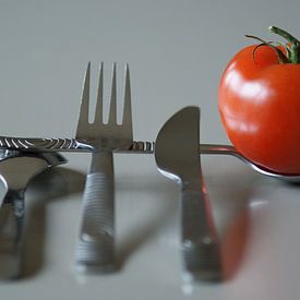 Stilleven tomaat & bestek  sur Kim Langbroek