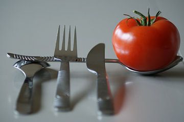 Stilleven tomaat & bestek  van Kim Langbroek