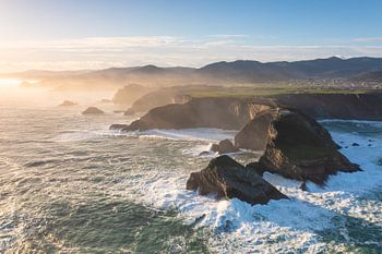 Leuchtturm an der zerklüfteten Felsenküste