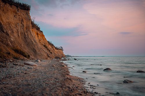 Coucher de soleil sur la plage ouest près d'Ahrenshoop sur la mer Baltique. Fisc