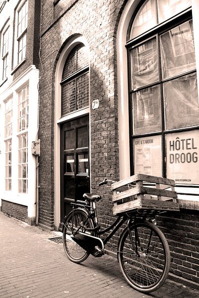 Sepia fiets in Amsterdam van Heleen van de Ven