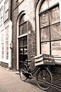 Sepia fiets in Amsterdam van Heleen van de Ven thumbnail