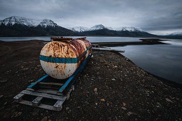 Verroeste opslagtank aan de kust van Longyearbyen