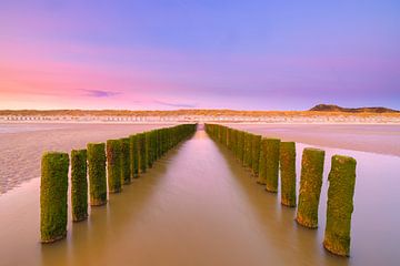 Follow me - Zonsondergang strand westkapelle, Zeeland in Nederland van Bas Meelker