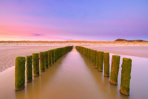 Follow me - Zonsondergang strand westkapelle, Zeeland in Nederland van Bas Meelker