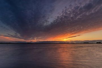 Zonsondergang bij het Belterwijde. van Ytje Veenstra