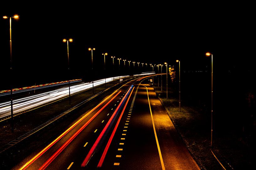 Snelweg in de nacht van Natascha Nellestein