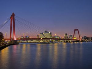 Willemsbrug Rotterdam bij avond van Rens Marskamp