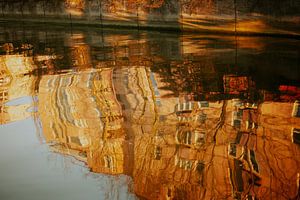 Stadt im Wasser – Goldene Spiegelung