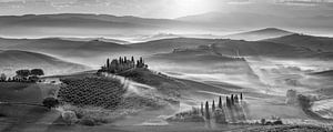 Weite Toskana Landschaft mit Nebel in schwarz weiß