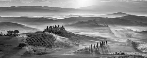 Wijds Toscaans landschap met mist in zwart-wit