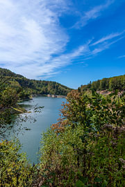 Wunderschöner Blick auf die Sengbachtalspere im Sommer von Your Happy Life