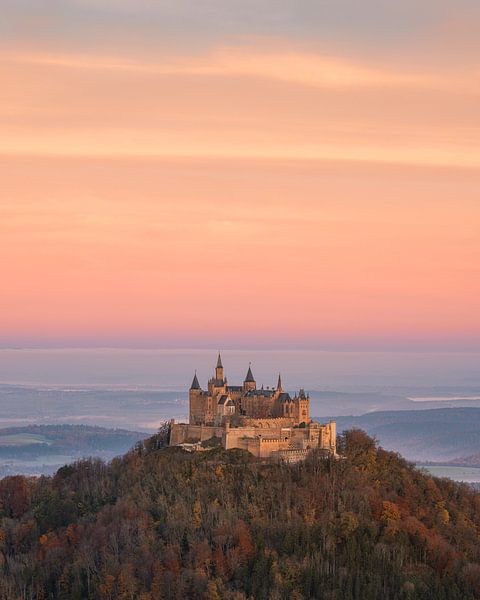 Lever de soleil sur le château de Hohenzollern dans le Bade-Wurtemberg, dans le sud de l'Allemagne par Marga Vroom
