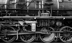 Oude stoomlocomotief wielen in zwart-wit van Sjoerd van der Wal Fotografie