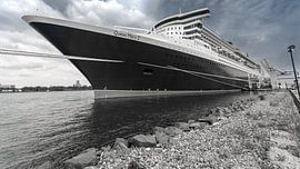 Queen Mary 2   in New York by Kurt Krause