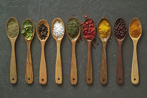 Houten lepels met specerijen