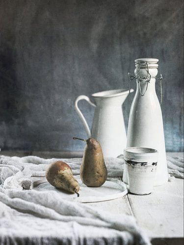 Stillleben mit Birnen und Milchflaschen von Augen | Blicke Foto-Art
