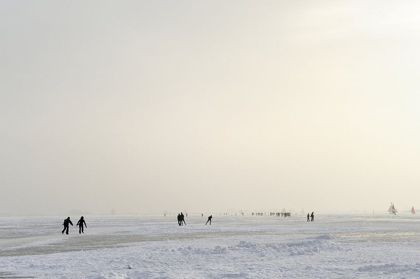 Schlittschuhläufer und Eissegler auf der Gouwzee von Merijn van der Vliet