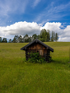 Die kleine Holzhütte in der Wiese, ländliche Idylle