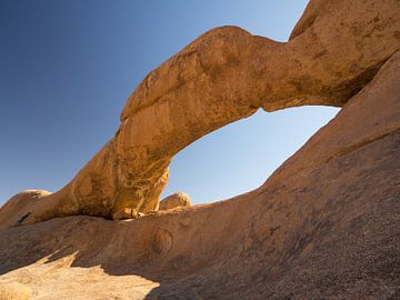 Arche rocheuse naturelle sur la montagne Spitzkoppe en Namibie sur Teun Janssen