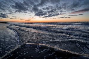 Coucher de soleil sur la mer sur Gonnie van de Schans