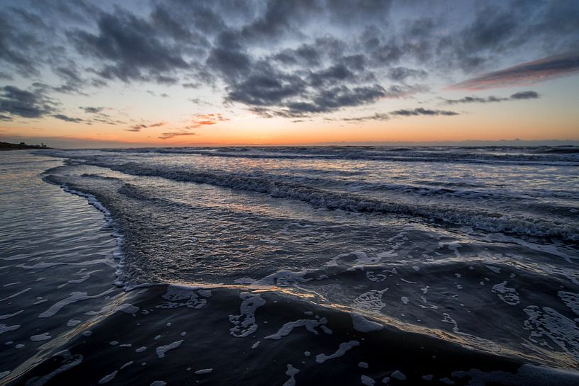 Zonsondergang aan zee van Gonnie van de Schans