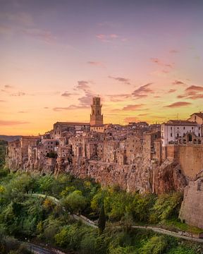 Das mittelalterliche Dorf Pitigliano bei Sonnenuntergang. Toskana, Italien