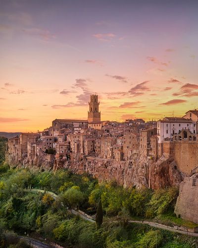 Pitigliano middeleeuws dorp bij zonsondergang. Toscane, Italië